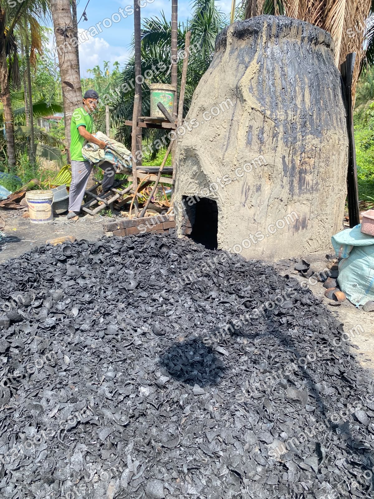 Produktionsstätte für Kokosnusskohle in Jambi